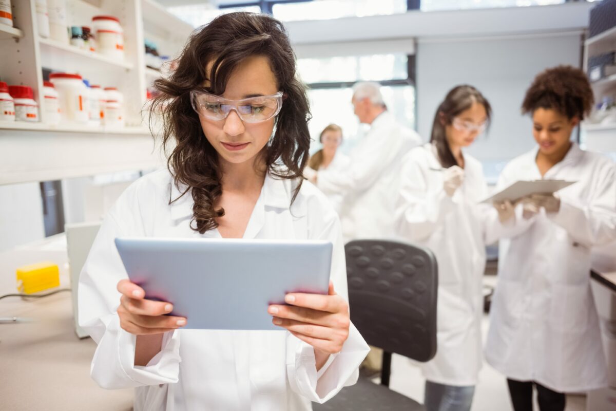 female laboratory personnel